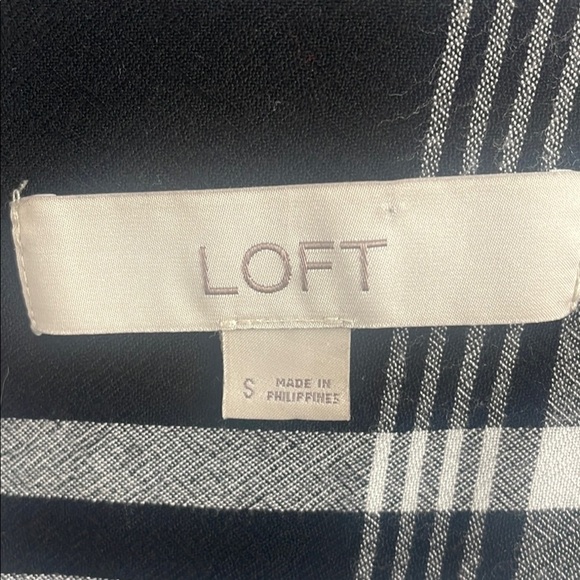 LOFT Black & White Plaid Button Down Shirt Pleating Details Long Sleeves Size S - Picture 7 of 8